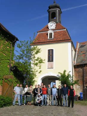 Przed bram� wjazdow� do o�rodka Gut-Wehlitz