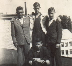 Na dachu technikum - kl.2Hs - 1953r.
