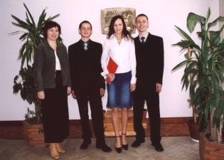Nauczycielka przedmiot�w ekonomicznych A.�uchowska z maturzystami przed tablic� upami�tniaj�c� wieloletniego dyrektora szko�y Leona Chrzanowskiego
