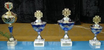 Pami�tkowe puchary dla laureat�w III sesji