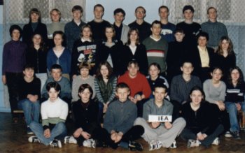 Klasa 1Ea (zdj�cie w auli szkolnej z 2000r.) - zobacz skr�t strony www