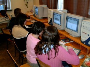 Pracownia informatyki s.215 z nowymi komputerami AMD Duron