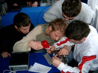 Desant m�odych elektronik�w na zasilacz impulsowy