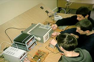 Pracownia elektroniki analogowej i cyfrowej - s.123 przeniesiona z s.105 - po powodzi w VII.2001r.