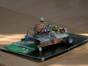 Model programowalnego robota samodzielnie wykonany i zaprogramowany przez uczni�w ZS Nr 3