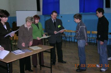 Dyplomy dla gimnazjalist�w wr�czy� dyrektor szko�y